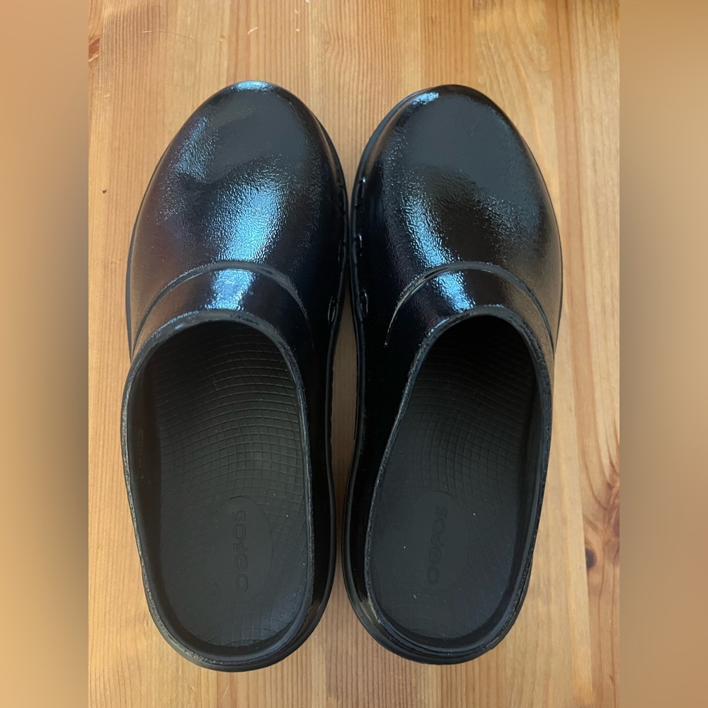 NWOT Oofos black clogs - size 39